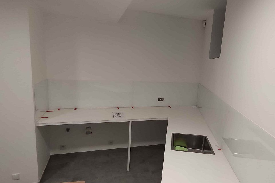 Lacobel barevne sklo-montaz