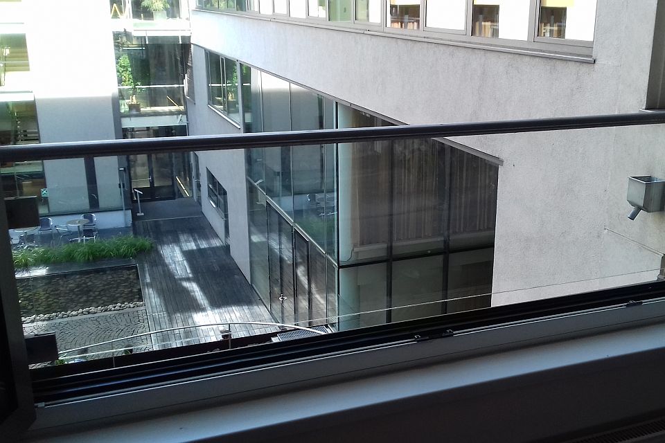 Výroba skleněného zábradlí balkonu